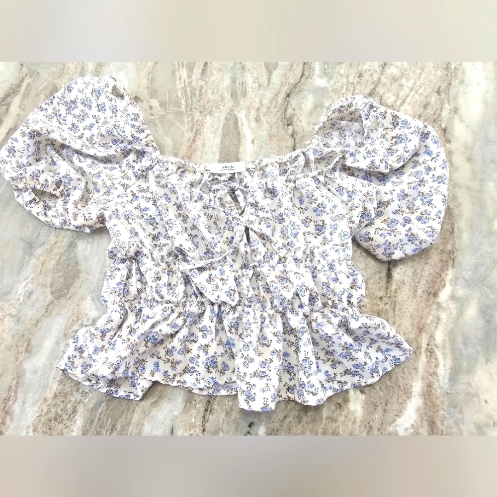 Active USA Blue Floral Puff Sleeve Crop Top M